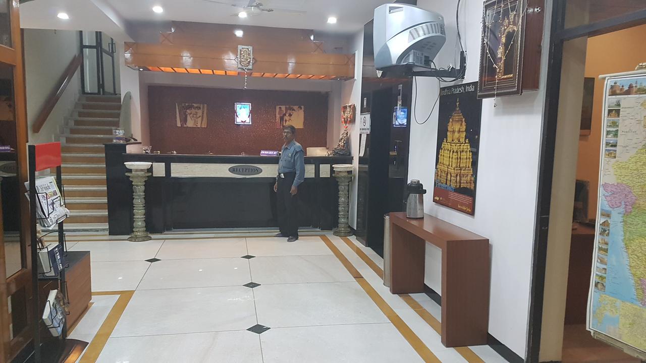 ホテルBalajee Palace ハイデラバード エクステリア 写真